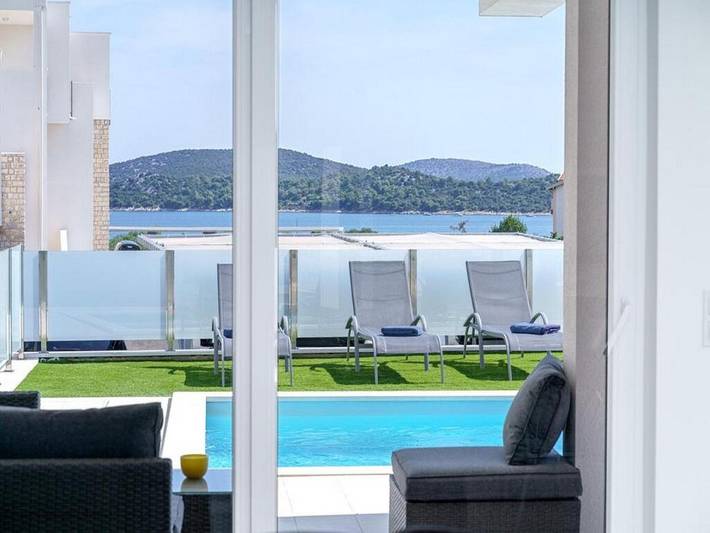 Villa pour 6 personnes, avec piscine et jardin à Tribunj