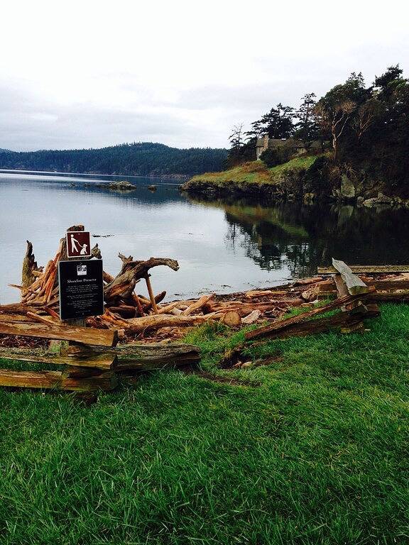 Vacation rental for 8 people, with terrace and yard as well as hot tub in San Juan Islands