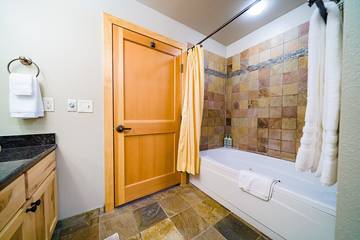 Vacation Apartment for 4 Guests in Estes Park, Larimer County, Picture 2