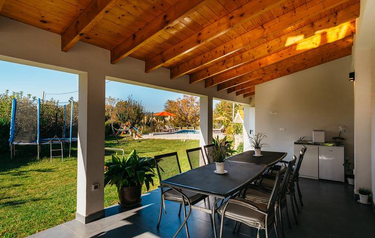 Gemütliche 125 m² große Wohnung mit Pool, Terrasse und WLAN in der Nähe des Flusses Ričina in Imotski, Makarska Riviera