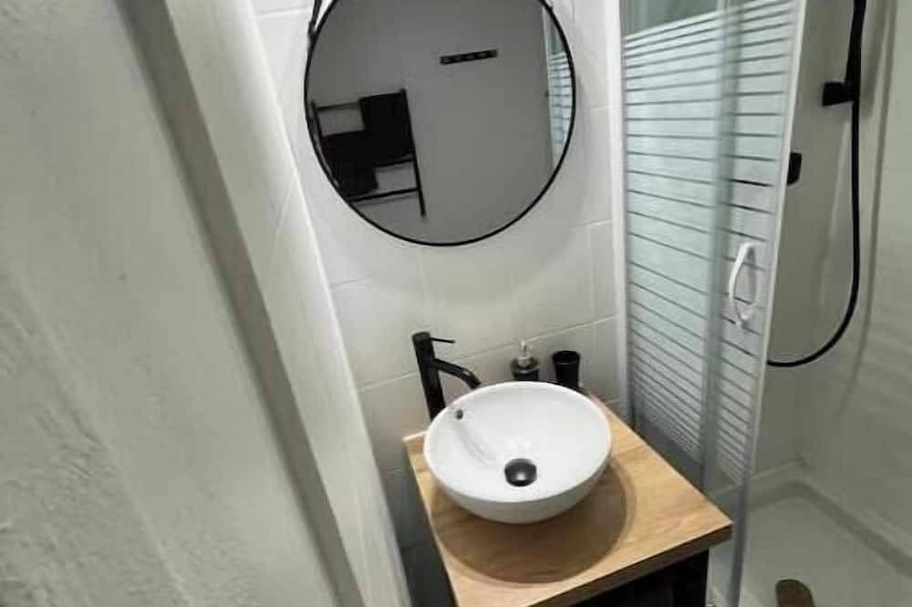 Entire apartment, Air-Conditioned 1-Bedroom Apartment in the Heart of Downtown—Everything Within Walking Distance in Bourges, Bourges region
