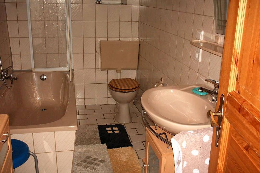 Ganze Wohnung, 3 Sterne Fewo,4 Personen!  familienfreundlich, ruhige zentraler Lage, neu renov. in Steinwiesen, Frankenwald