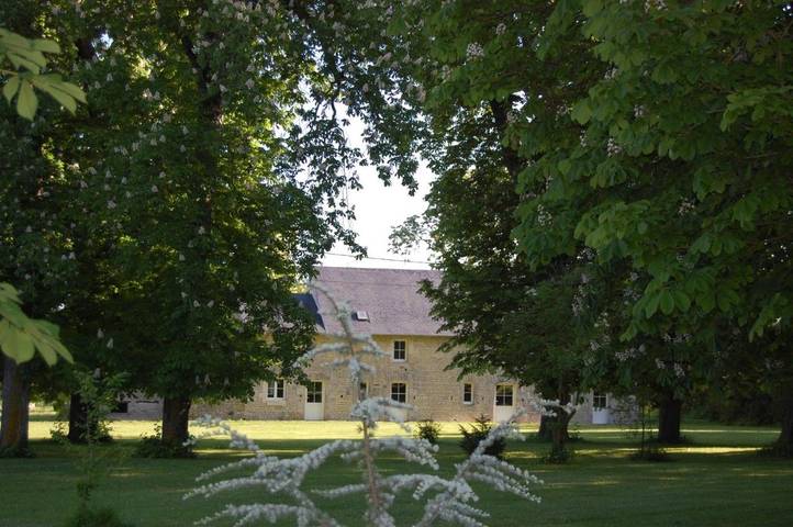 Location de vacances pour 8 personnes, avec Terrasse ainsi que Jardin et Vue à Marigny (Deux-Sèvres)