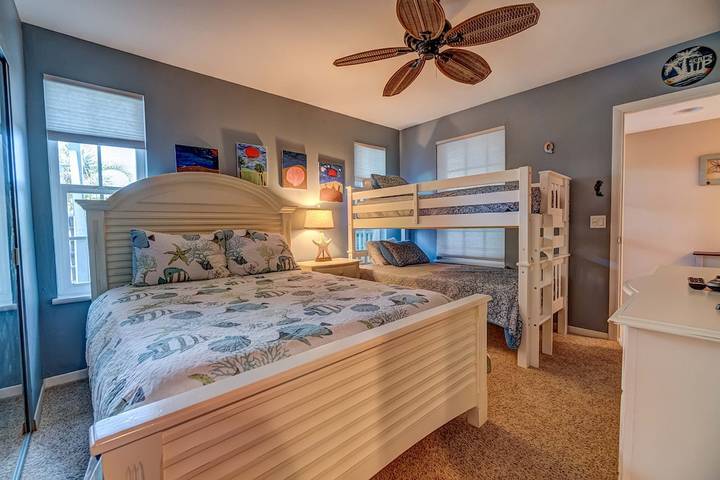 Vacation rental for 6 people, with hot tub and balcony as well as pool in Little Gasparilla Island
