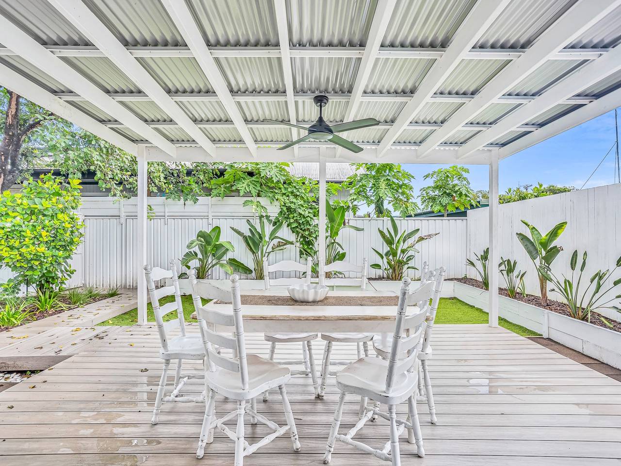 Entire apartment, Bright and Spacious Triplex Near Holloways Beach in Holloways Beach, Cairns