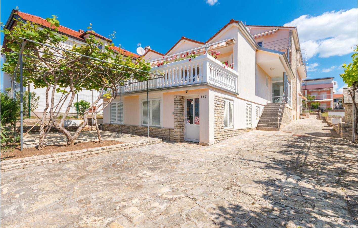 Entire holiday apartment, Cozy Apartment with Terrace, WiFi & Parking, 2.5km to Beach in Sveti Filip i jakov, Općina Sveti Filip i Jakov