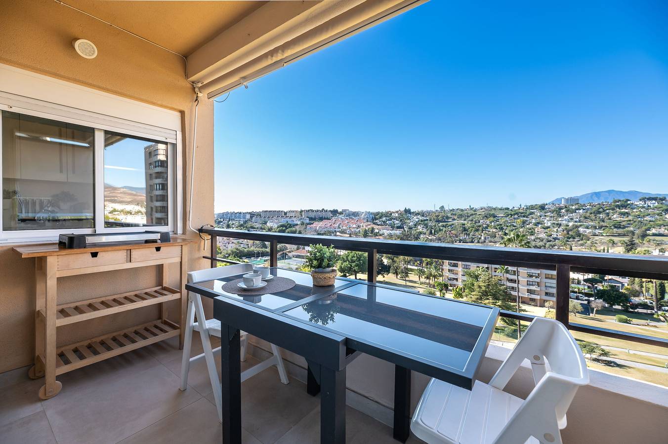 Entire apartment, Apartment 'Piso Neguri' with Sea View, Wi-Fi and Air Conditioning in Nueva Andalucia Golf Valley, Marbella