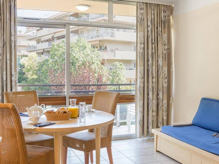 Pierre & Vacances Résidence Héliotel Marine - Appartement 6 personnes - 1 chambre + 1 coin nuit in Saint-Laurent-du-Var, Région de Cannes