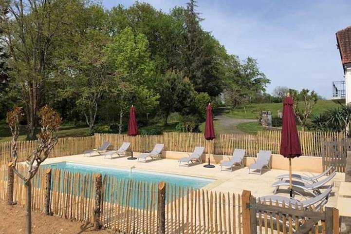 Gîte pour 10 personnes, avec jardin, animaux acceptés à Villamblard