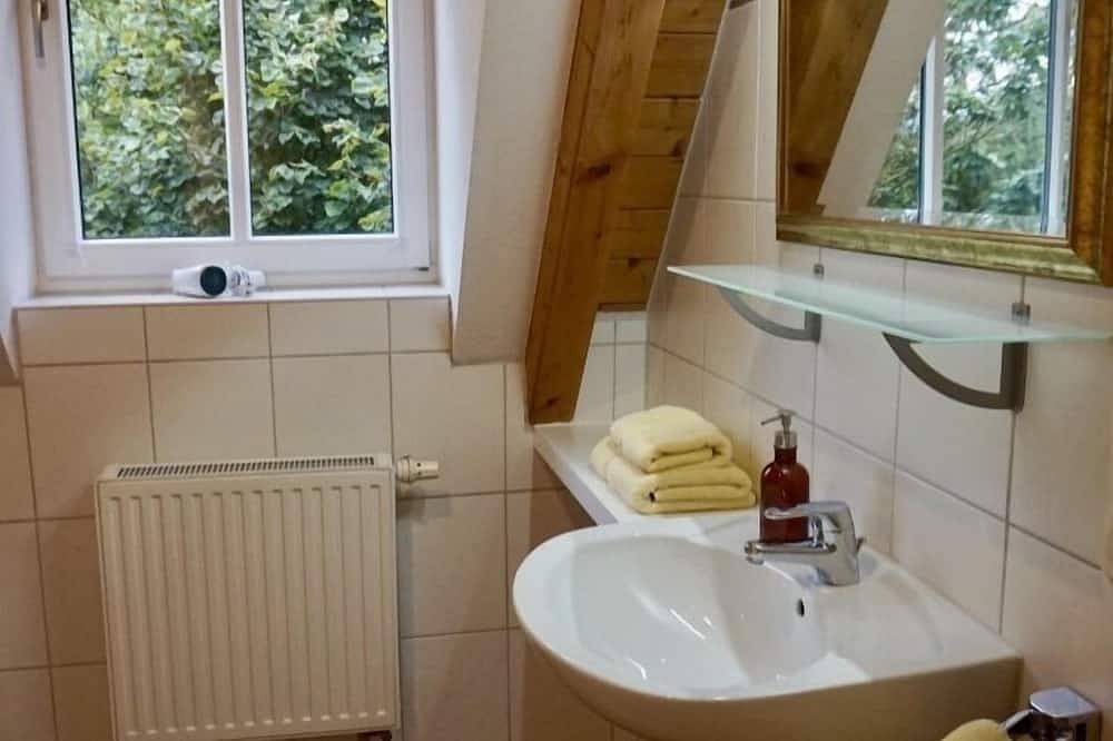 Ganze Wohnung, 3-Zimmer-Nichtraucher-Appartment mit großzügigem Balkon in Sugenheim, Fränkisches Weinland