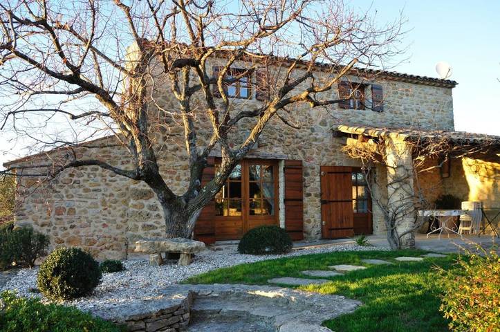 Location de vacances pour 2 personnes, avec jardin ainsi que vue et piscine à Puyméras - 2