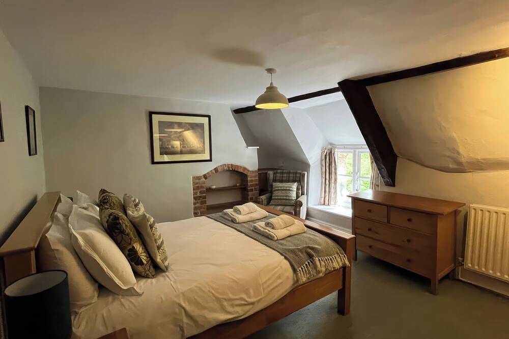 Ivy Cottage, pet friendly, with a garden in West Lulworth in Lulworth Cove, Dorset
