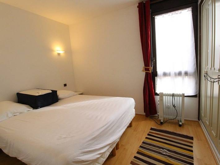 Ganze Wohnung, Luchon: Gemütliche 2-Zimmer-Wohnung mit Balkon, Parkplatz & Aufzug, nahe Seilbahn & Thermen in Luchon-Superbagnères, Bagnères-de-Luchon
