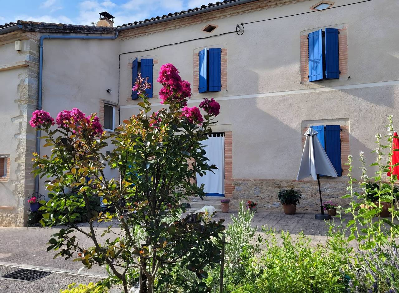 Chambre Rose 5 personnes in Monclar-de-Quercy, Tarn-et-Garonne
