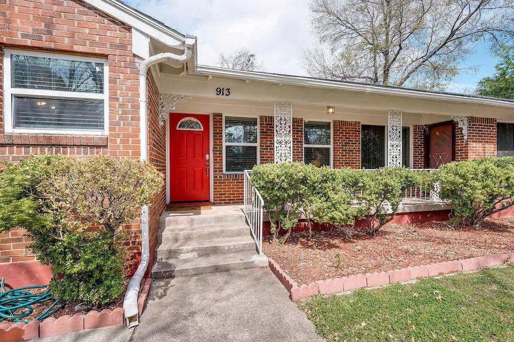 Zentral gelegenes 2200 Quadratmeter großes Haus auf großem Grundstück mit Privatsphäre und großen Pekannussbäumen in Arlington, Tarrant County