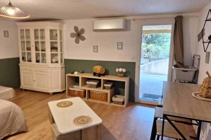 Entire apartment, Provencal village between Aix en Provence and Cassis in Fuveau, Mediterranean Coast (France)