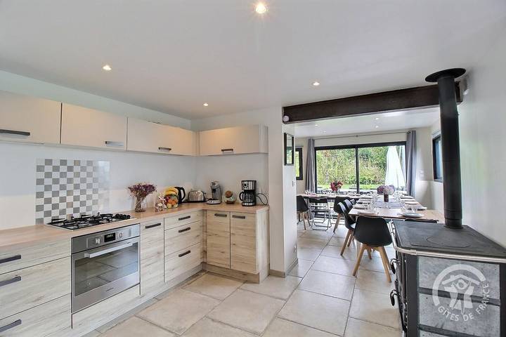 Gîte pour 18 personnes, avec terrasse ainsi que piscine et jardin à Trélévern - 3