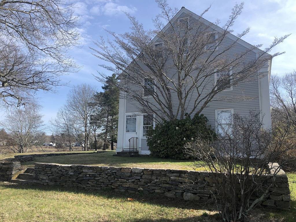 Historisches Kolonialhaus auf dem Wasser in Old Lyme, Connecticut