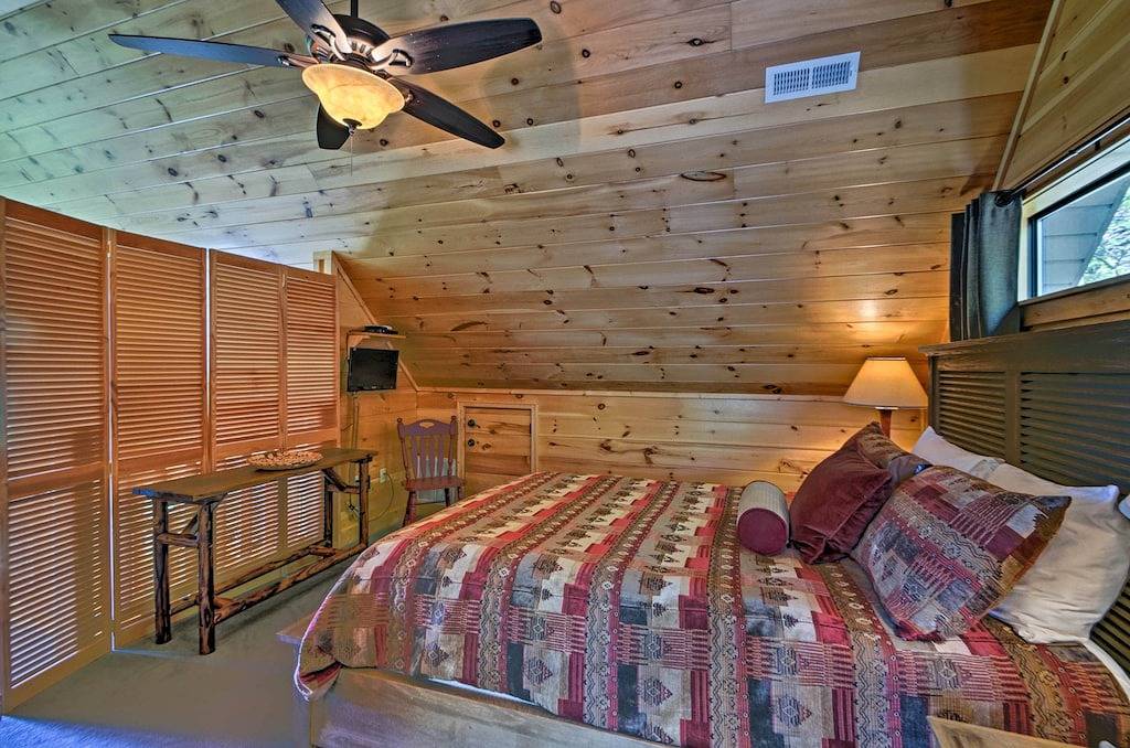 Log Cabin for 4 Guests in Fontana Lake, Swain County
