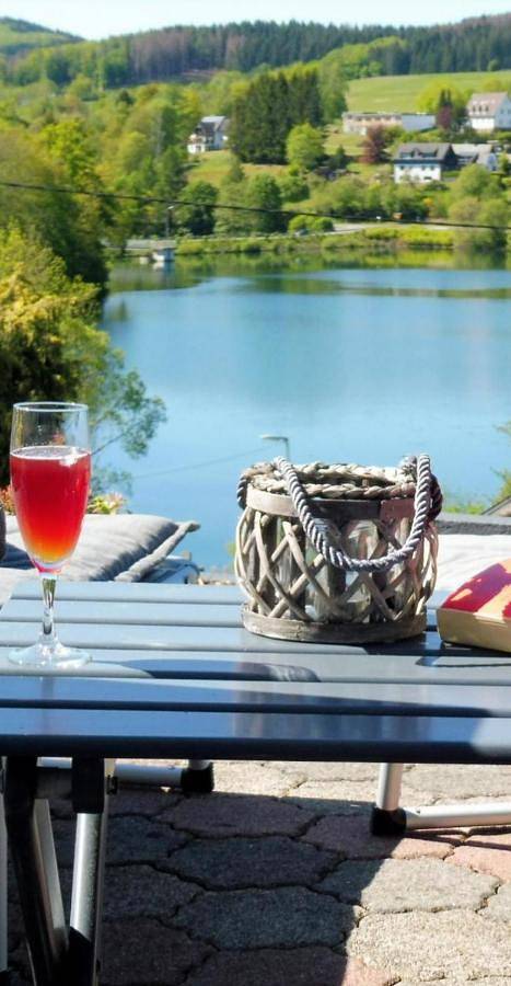 Ferienwohnung für 4 Personen, mit Terrasse und Garten sowie Sauna und Seeblick in Gummersbach