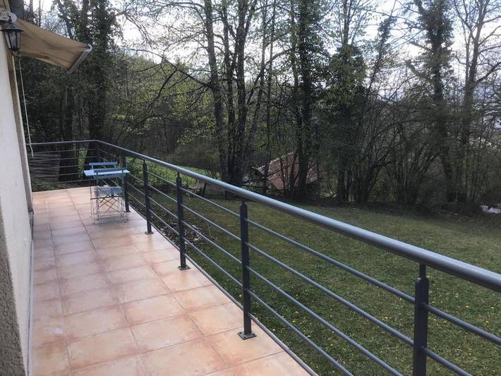 Gîte pour 4 personnes, avec vue ainsi que jardin et vue sur le lac à Pugny-Chatenod - 4