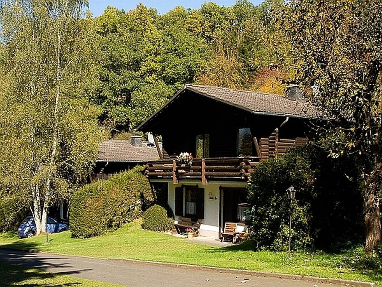 Villa für 6 Personen mit Balkon in Schönecken, Eifelkreis Bitburg-Prüm