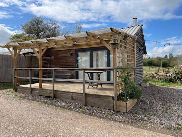 Lodge for 4 people, with view and garden as well as terrace in Cirencester