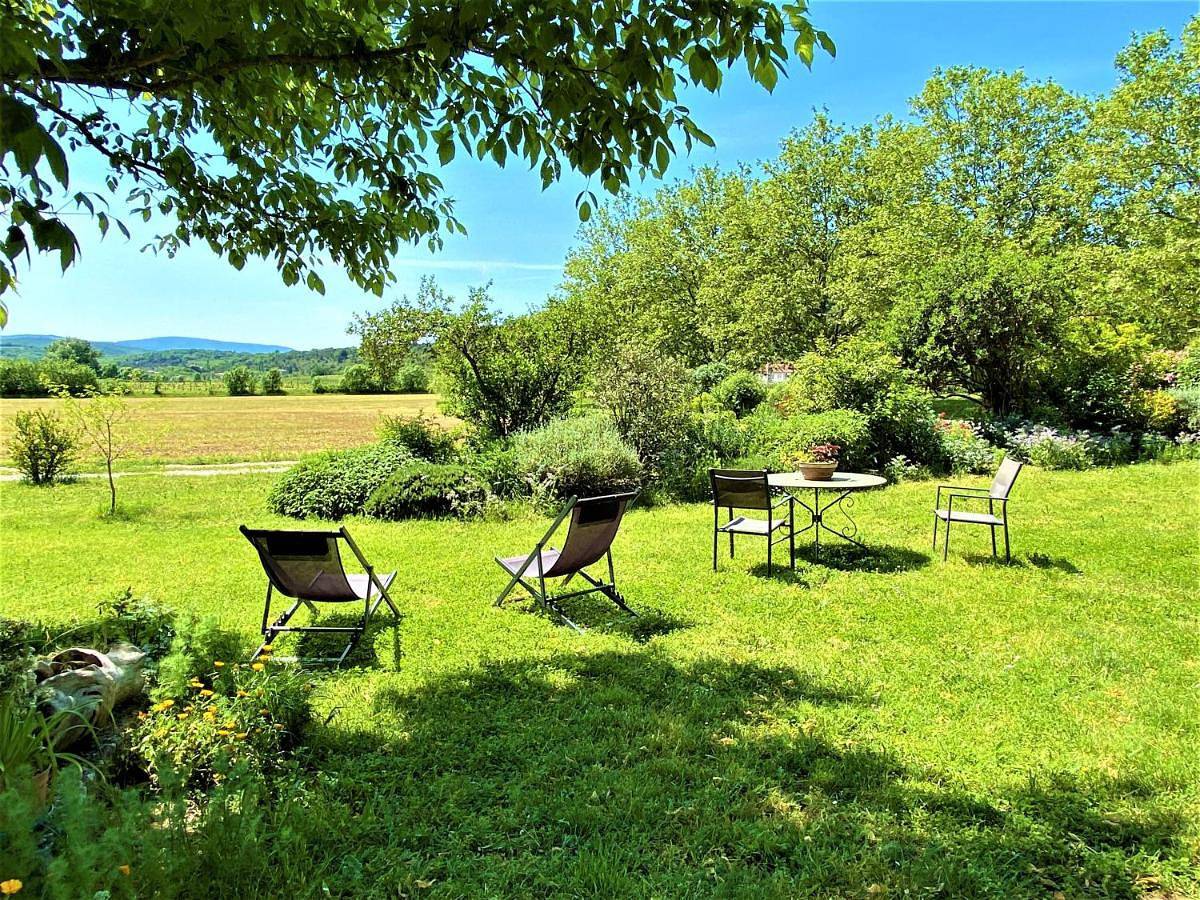 Gîte de groupe 15 à 19p, parc, salle de réception - Chambres D'Hotes en semaine in Villeneuve-de-Berg, Ardèche