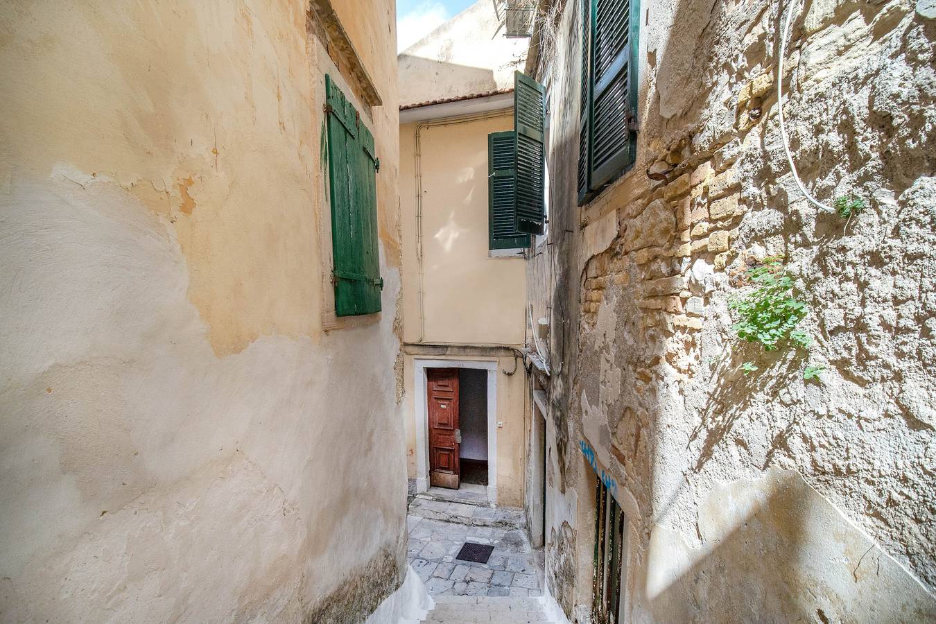 Entire apartment, 'Alexandros Apartment New Fortress' close to the Sea with Wi-Fi in Corfu (city), Corfu