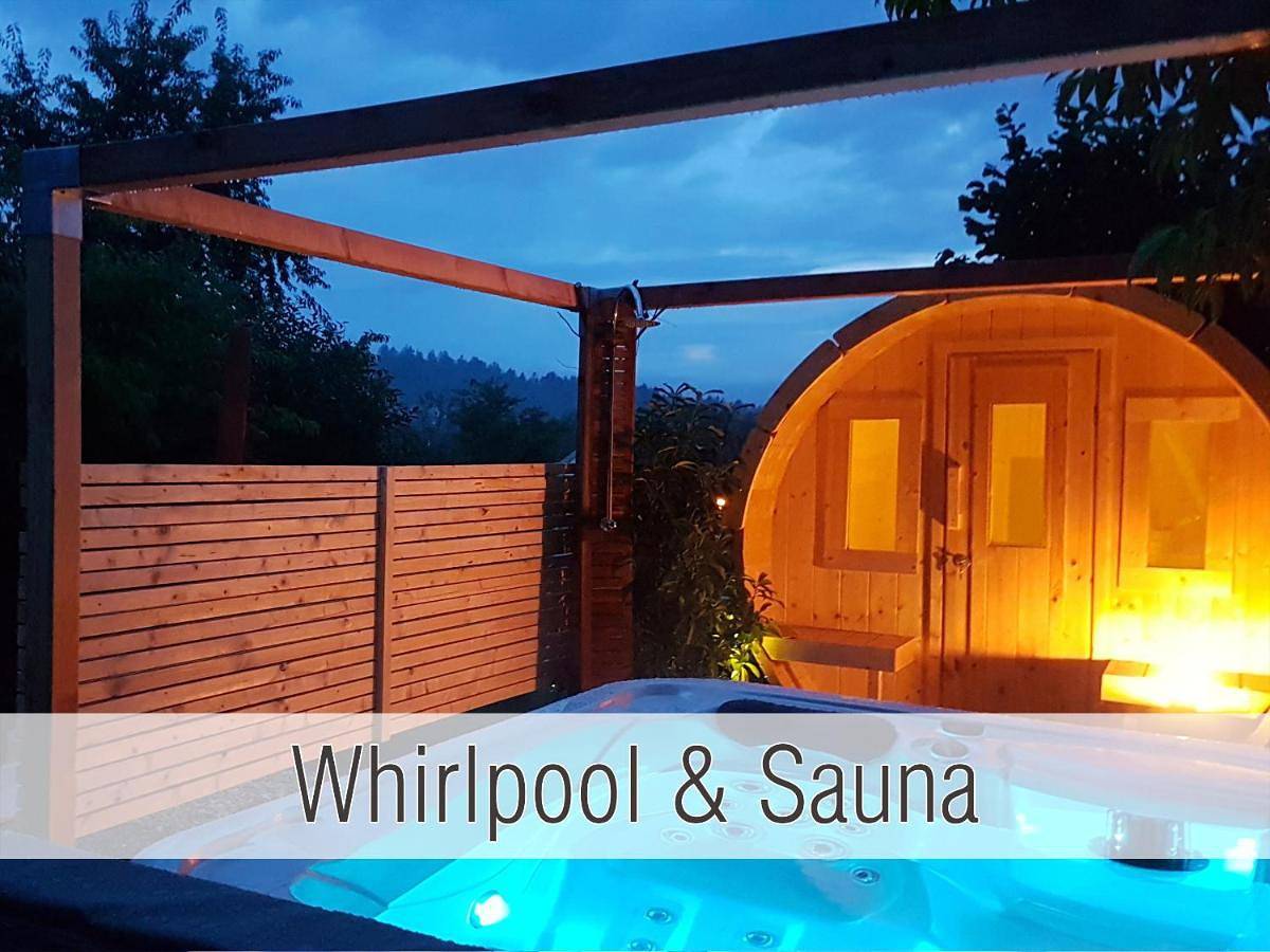 Hütte40: Ganze Hütte nah am See mit privatem Whirlpool, Sauna. Umzäunt. in Waldkirchen, Ostbayern