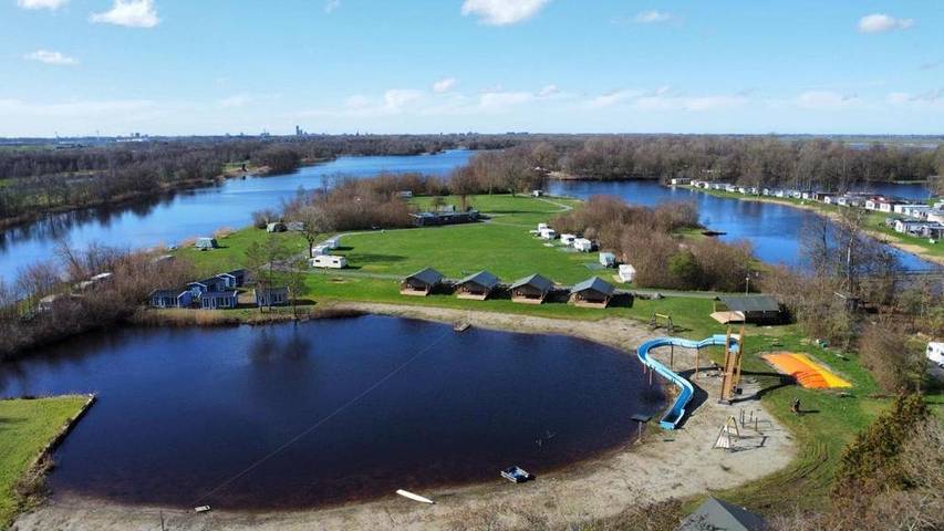 Gîte pour 6 personnes, avec terrasse ainsi que vue et vue sur le lac à Leeuwarden