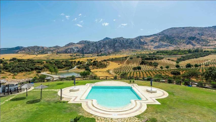 Chalet para 16 personas, con jardín además de jacuzzi y piscina en Antequera - 2