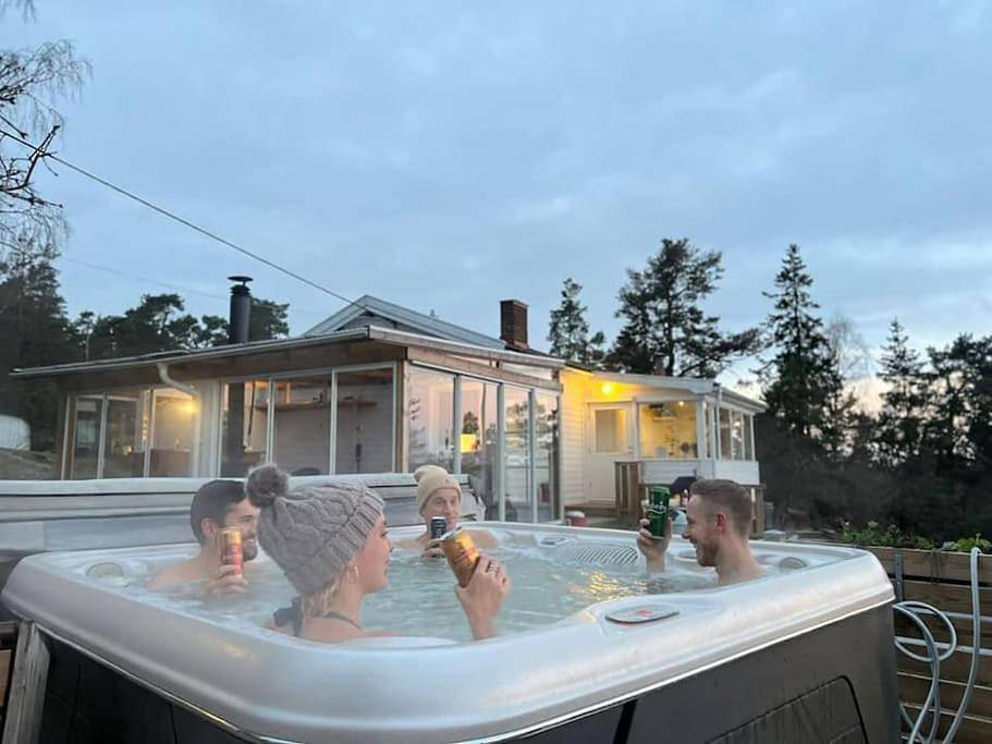 Archipelago villa, cabin & sauna jacuzzi with sea view, 30 minutes from Stockholm in Tyresö, Svenska Östersjön