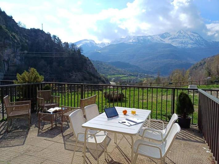 Apartamento para 4 personas, con vistas además de piscina y jardín en Escarrilla