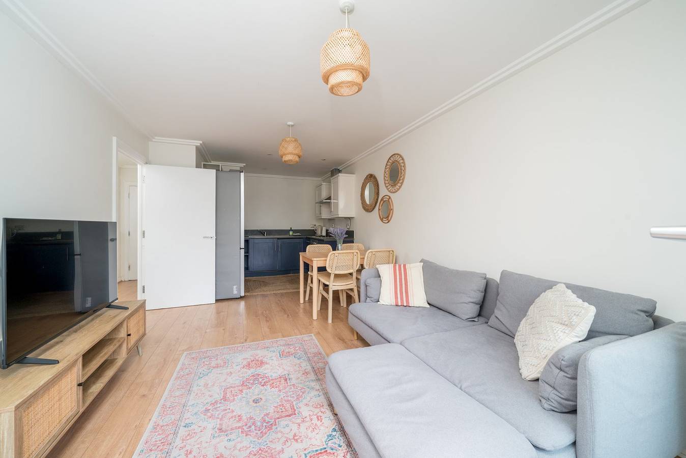Entire apartment, Bright 2-Bed Apartment in North Acton in Ealing, London