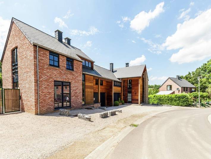 Location de vacances pour 8 personnes, avec jardin et jacuzzi ainsi que terrasse et sauna, animaux acceptés dans Bomal