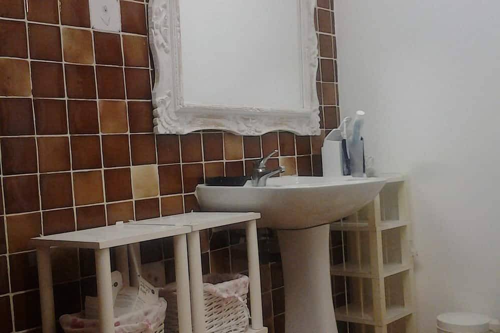 Charmante Villa mit Pool, Avignon, 6 Personen, großer mediterraner Garten in Villeneuve-lès-Avignon, Nimes und Umgebung