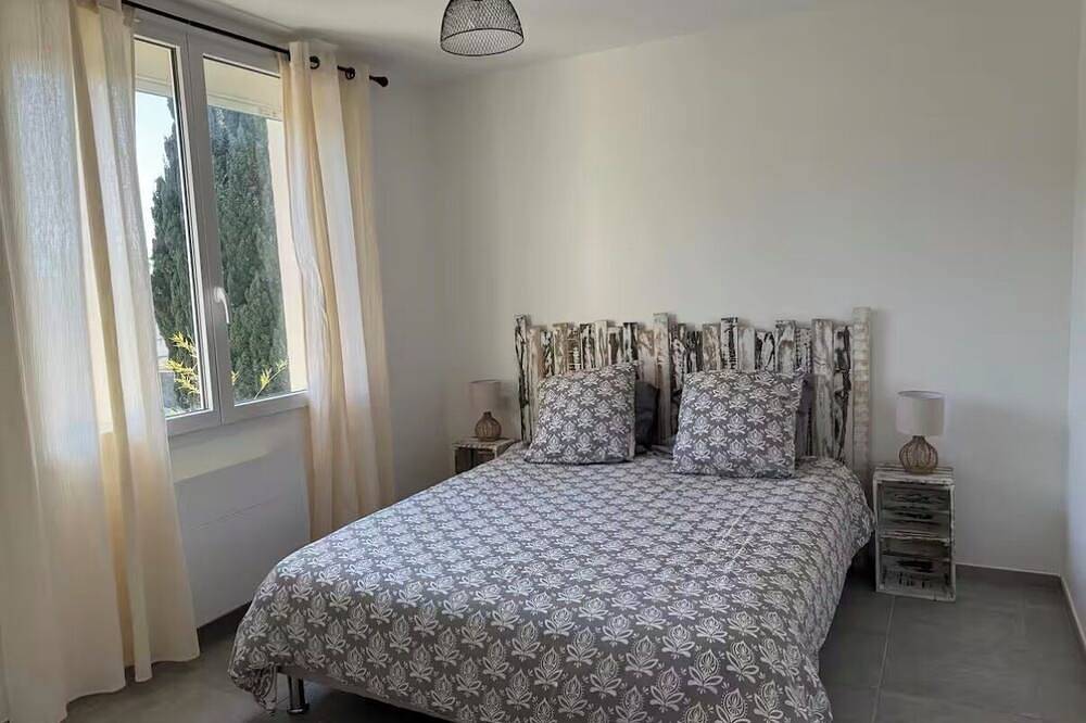 Entire apartment, Le Balcon du ponant- T3 with terrace/view of park in Port-Saint-Louis-du-Rhône, Arles region