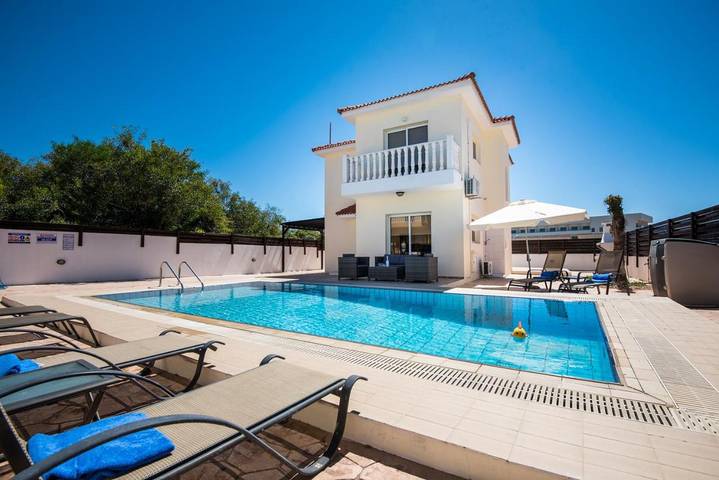 Holiday rental for 10 people, with pool and view as well as garden in Nissi Beach