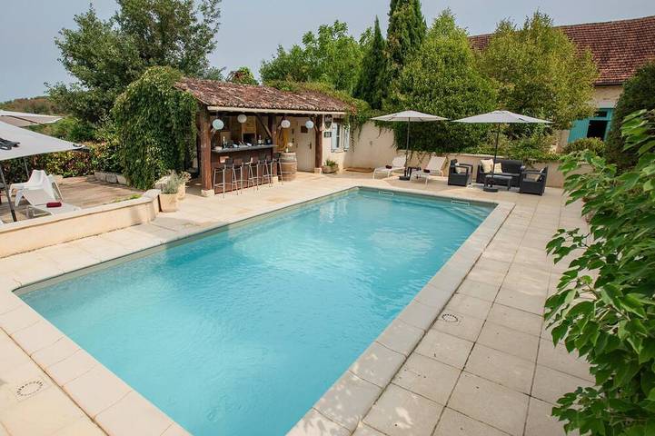 Location de vacances pour 4 personnes, avec piscine et terrasse à Dégagnac