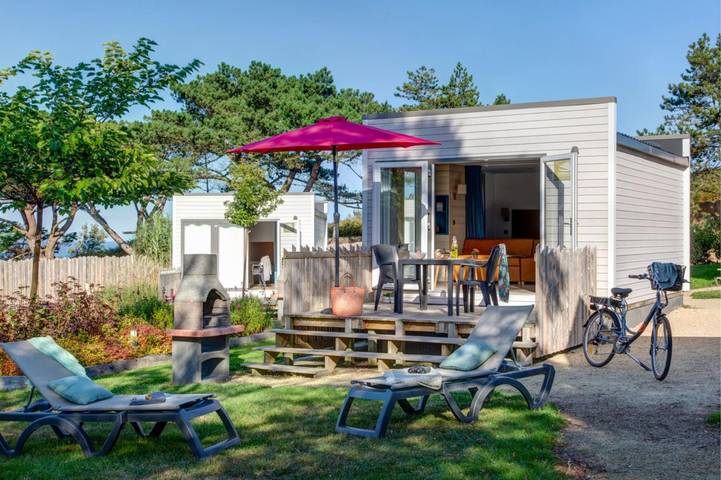Camping pour 2 personnes, avec jardin et piscine, adapté aux familles dans Côte de Granit Rose