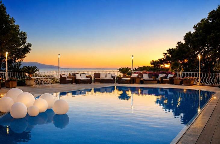 Villa per 22 persone, con panorama e piscina nonché giardino, con animali domestici a Anacapri