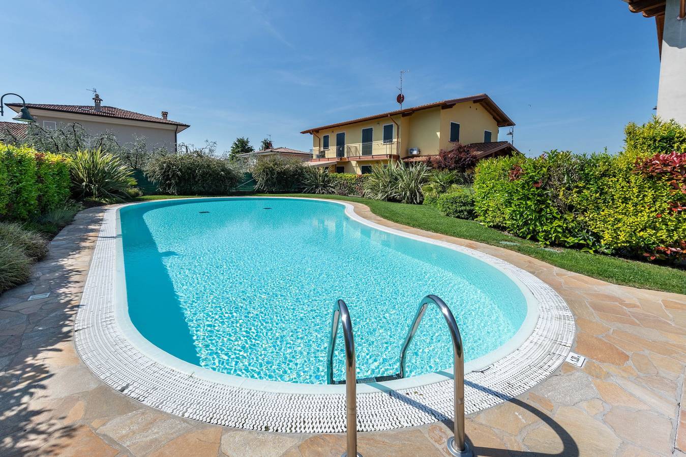 Appartamento intero, Casa Vacanze Raffa con Balcone, Terrazza Coperta & Wi-Fi in Puegnago del Garda, Prealpi Gardesane