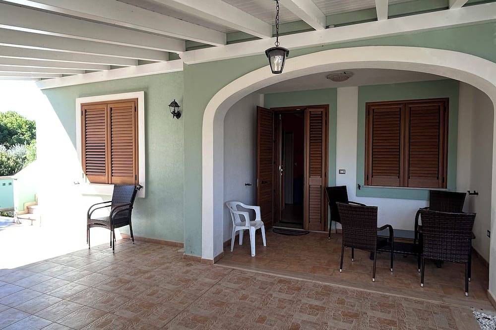 Villa Iris tower poles in Torre Pali, Salve