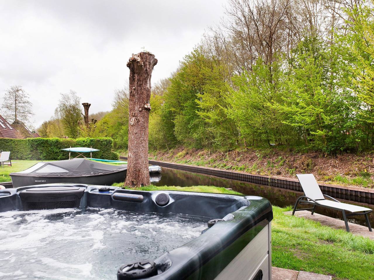 Net huis  in Earnewâld met buitenspa en sauna in Eernewoude, Nationaal Park De Alde Feanen