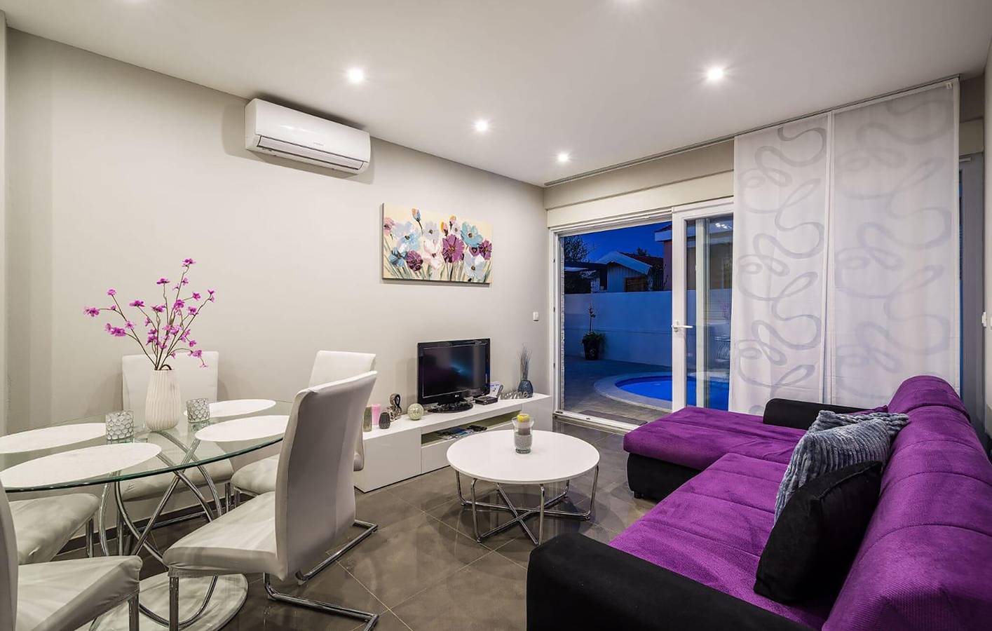 Encantador, a 1,5 km de la playa: acogedor apartamento con piscina y terraza in Nin, Region de Zadar