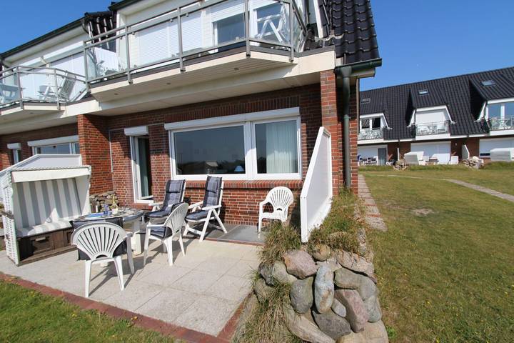 Ganze Wohnung, Helle und modern eingerichtete Ferienwohnung auf zwei Ebenen an der Promenade in Wenningstedt, Sylt