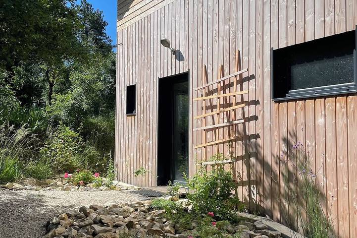 Location de vacances pour 8 personnes, avec terrasse ainsi que jardin et piscine à Valroufié