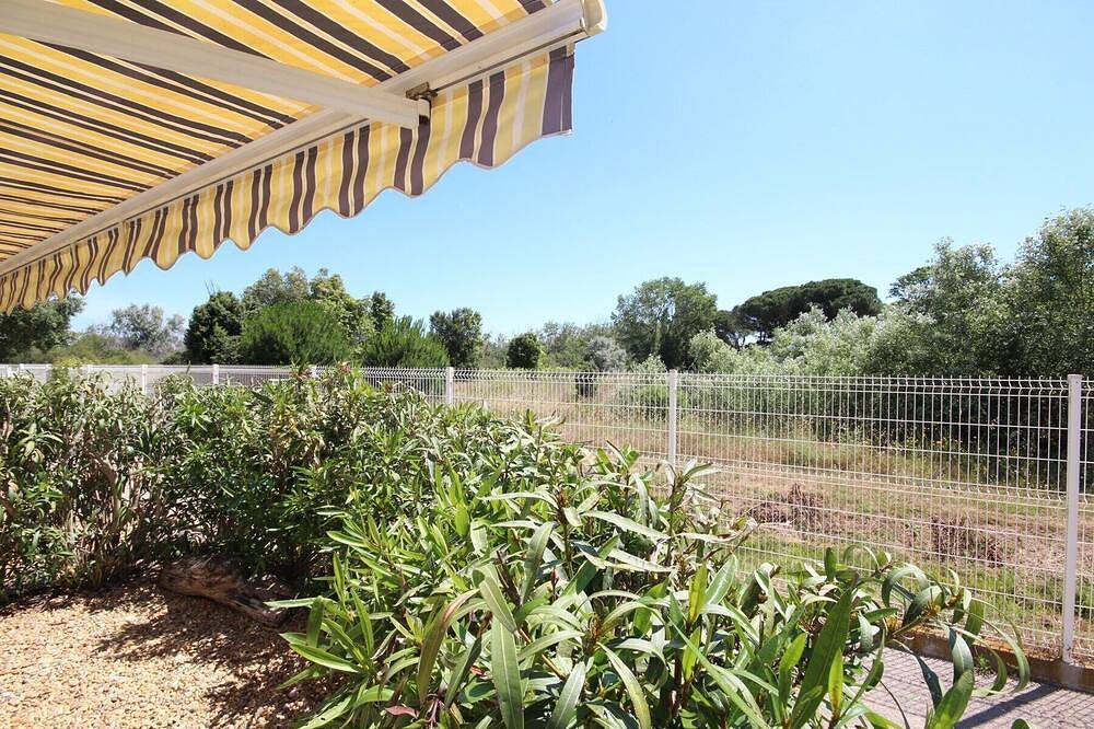 Lovely Corner house with wintergarden, 2 bedrooms, Wifi, 4 people, in a secured residence Le Clos... in Portiragnes Plage, Portiragnes