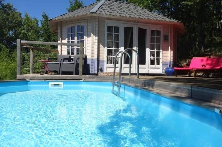 Gîte pour 2 personnes, avec Jacuzzi et Terrasse ainsi que Jardin et Sauna